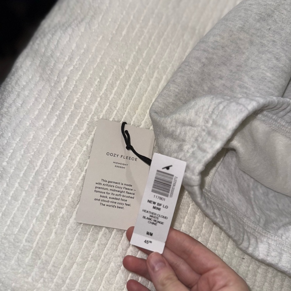 NWT Aritzia Sweatfleece Shorts - Heather Cloud White - Size M - Picture 4 of 4